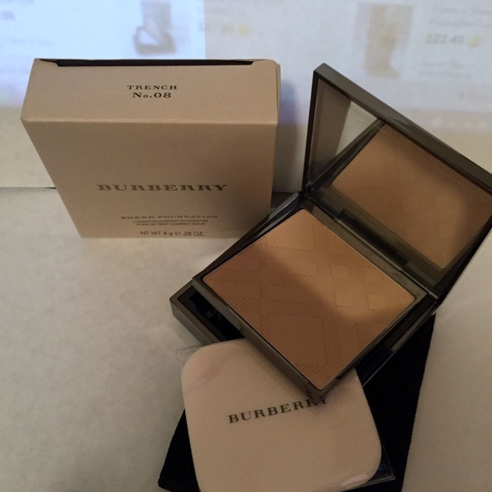 Burberry-Sheer-Luminous-Comp-Foundation-Trench 08